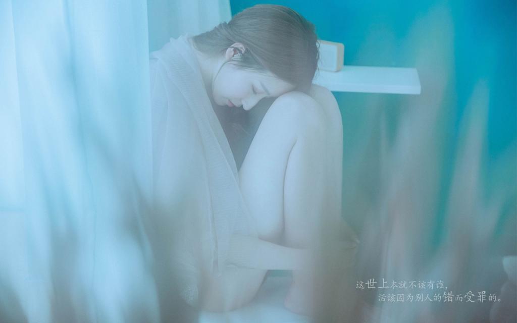 装在套子里的女人