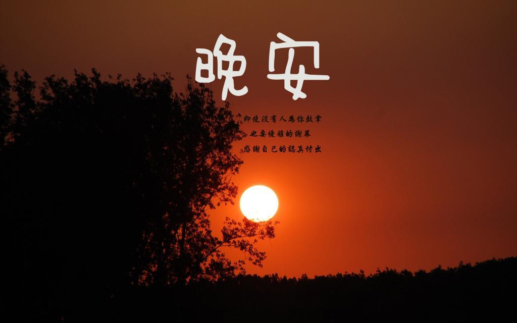 她有一双非常明亮的眼睛，深邃得好像月光下的
