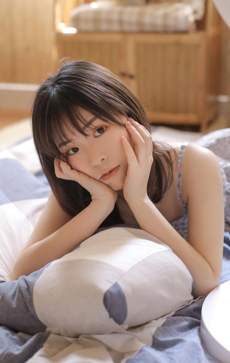 她下体洒了香水 那晚我泄得一塌糊涂