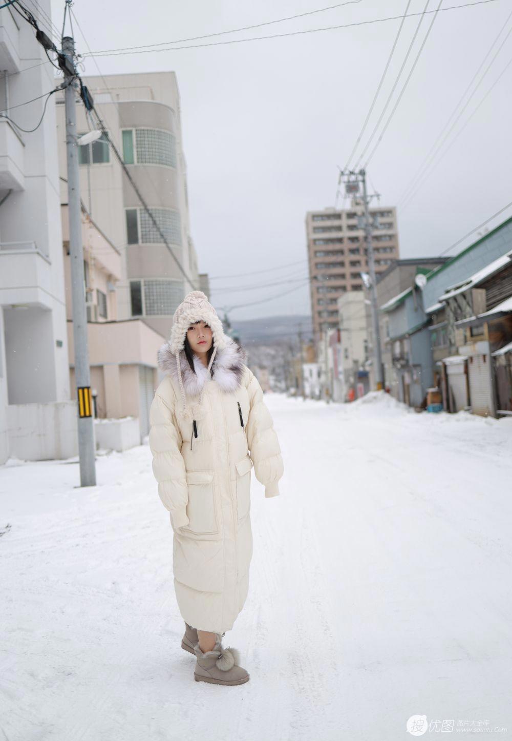 深夜和性感女邻居同响呻吟声