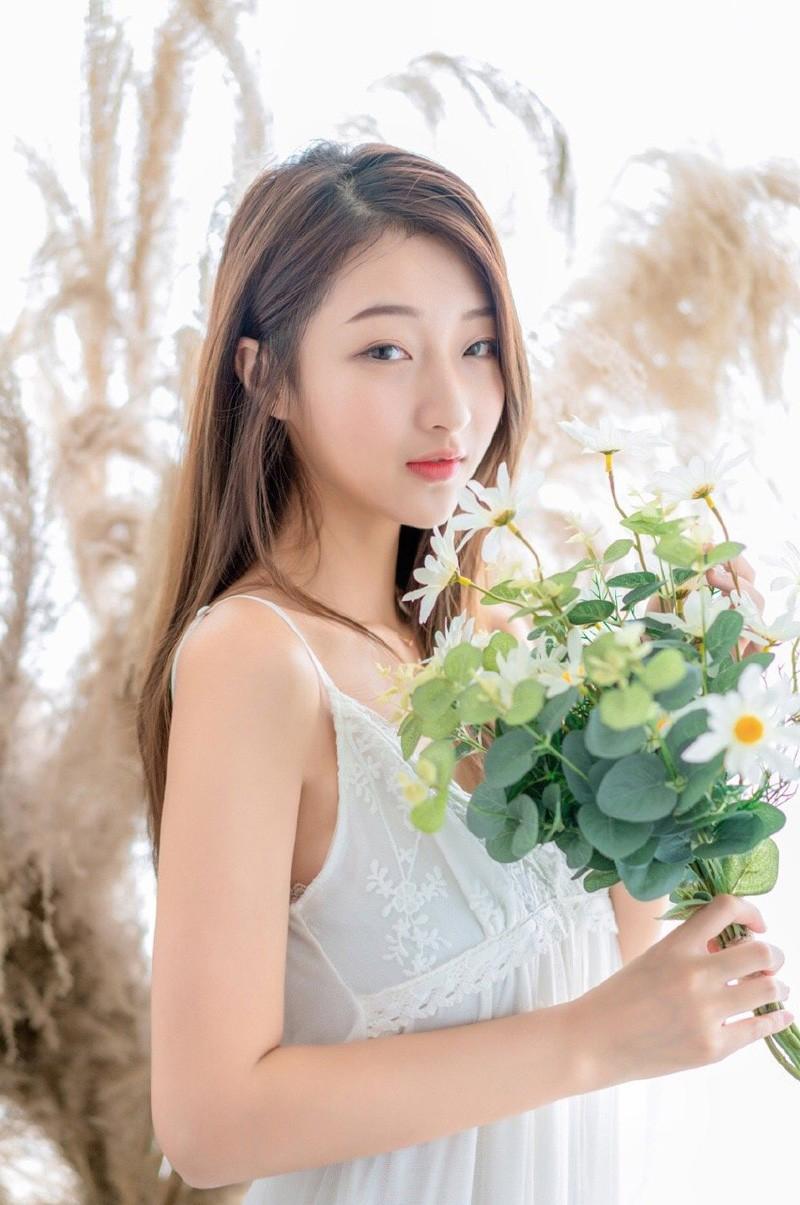 我把妻子身体献给行长 老公把我献给行长 妻子被迫献给了行长
