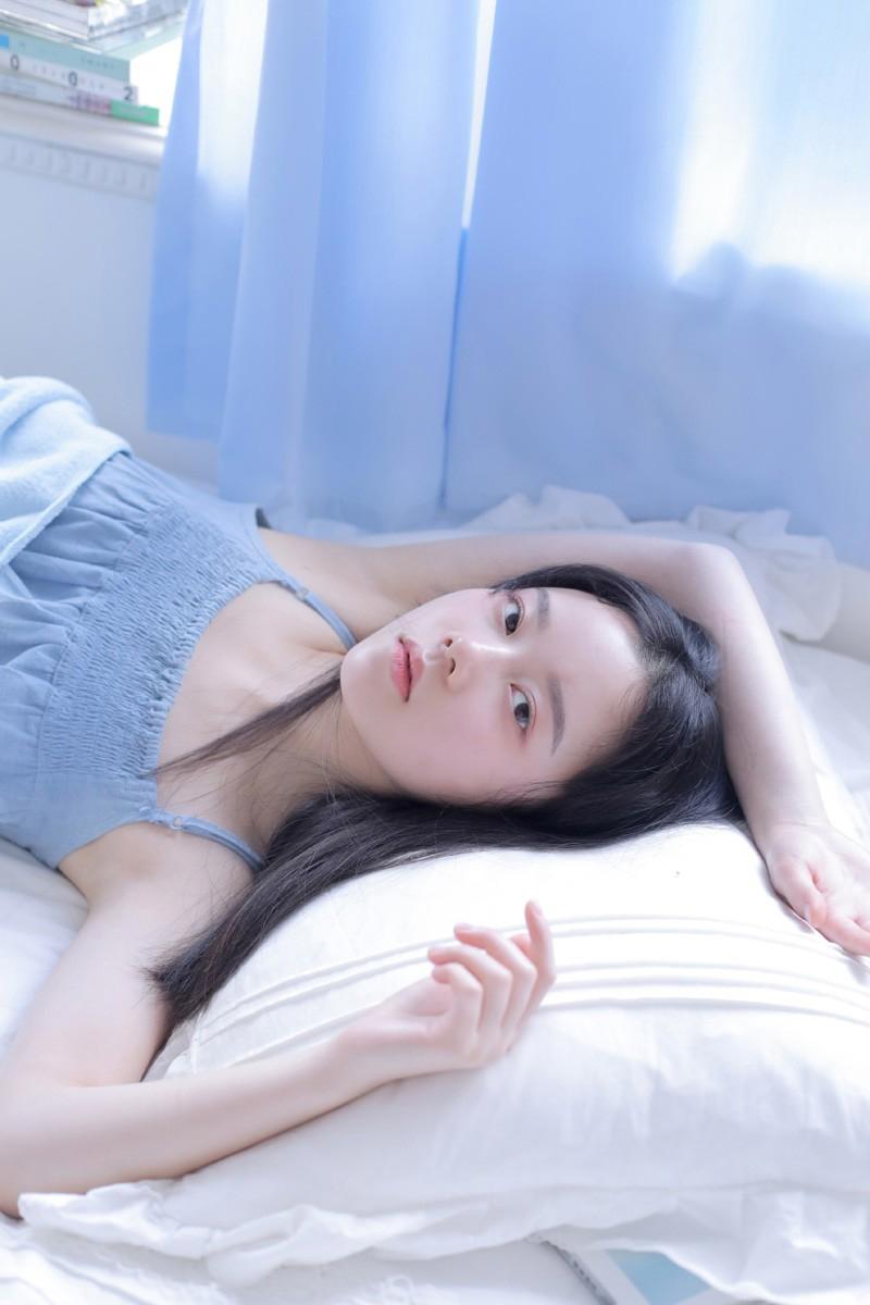 夹缝里的躁动 大棚里的草莓 滑腻抽搐蠕动 假山后一阵悉酥喘息