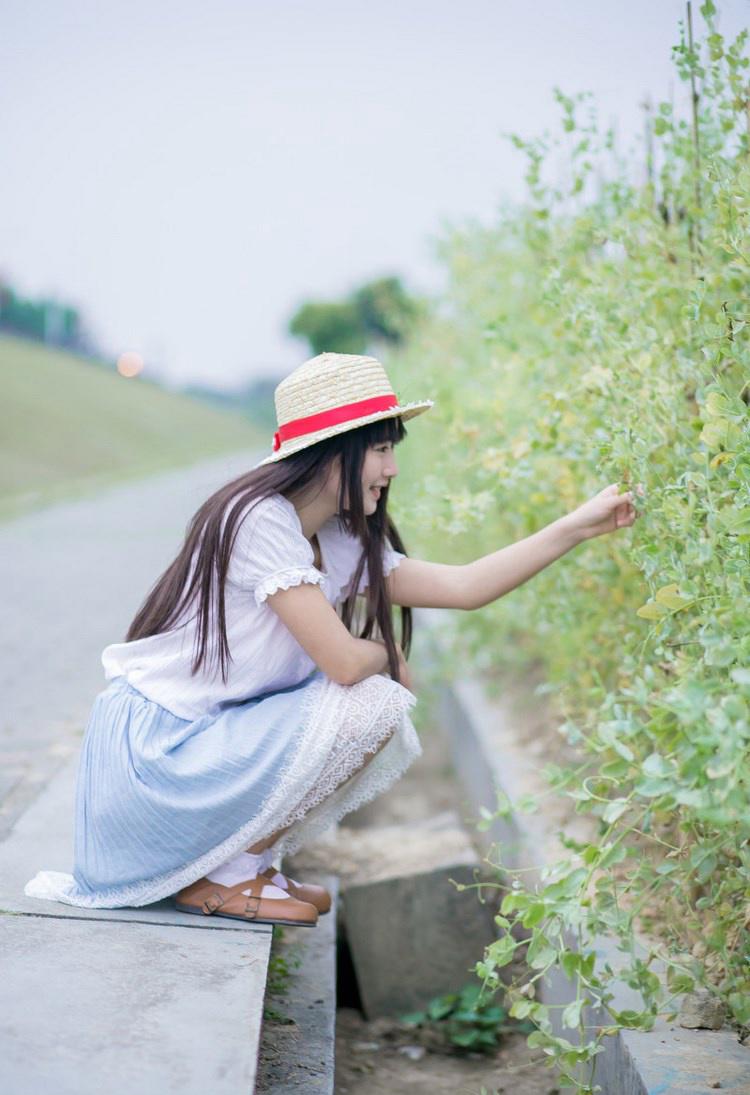我抬起美女的屁股 在后面用霸王枪直怼她娇嫩之处