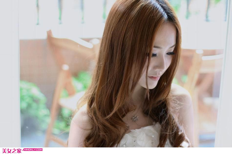 听到房间里传来男友和妹妹的激情呻吟声